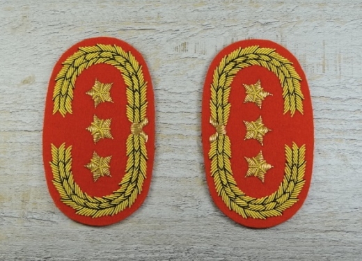 Kragenabzeichen General Artillerie rot dreifaches Eichenlaub