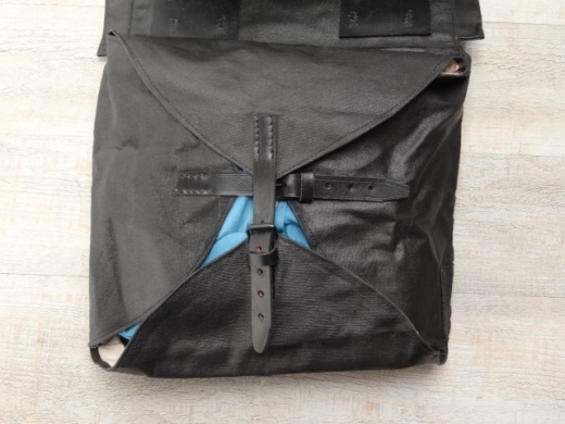 US double bag knapsack, Optik geteert, Material: 100% Baumwolle beschichtet, Lederriemen mit Eisenschlieen