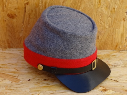 graues Kepi, rotes Band, auen 100% Wolle, Futter 100% Baumwolle, Schirm / Schweiband 100% Leder