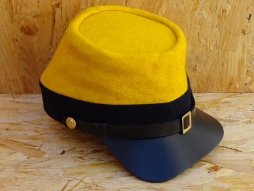 gelbes Kepi, blaues Band, auen 100% Wolle, Futter 100% Baumwolle, Schirm / Schweiband 100% Leder