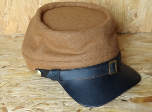 butternutfarbenes Kepi, auen 100% Wolle, Futter 100% Baumwolle, Schirm / Schweiband 100% Leder