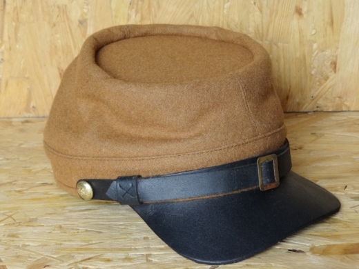 butternutfarbenes Kepi, auen 100% Wolle, Futter 100% Baumwolle, Schirm / Schweiband 100% Leder