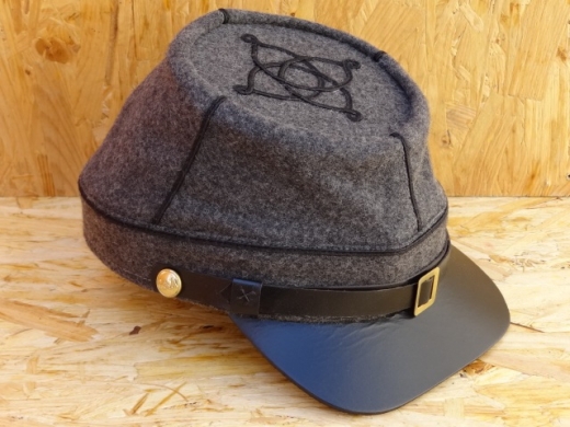 CS Kepi grau Lieutenant, 1 schwarzer Schnurstreifen, auen 100% Wolle, Futter 100% Baumwolle, Schirm / Schweiband 100% Leder
