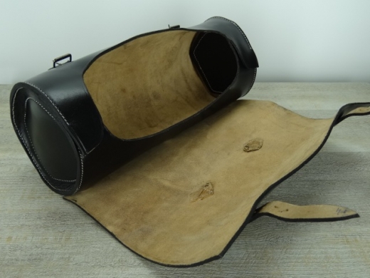 cavalry leather tool box, Material: Leder, Schlieen Eisen