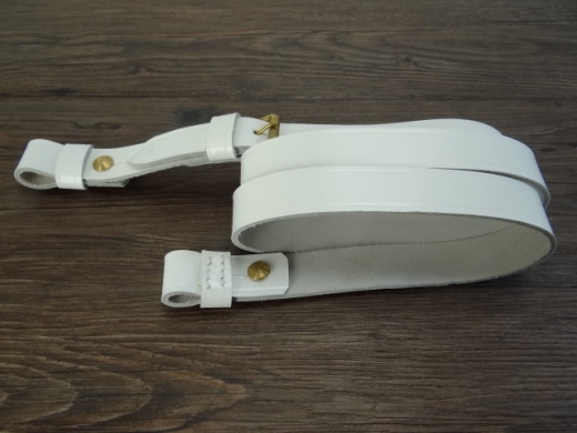Schulterriemen fr Sbelkoppel Leder wei, Material: Riemen Leder, Knubbel Messing