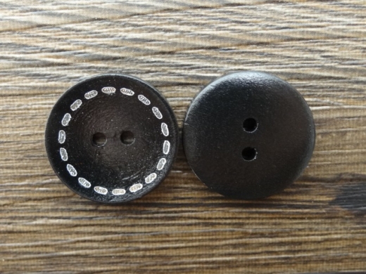 Holzknopf dunkelbraun mit weien Strichen, 2 Loch, ca. 2,2 cm