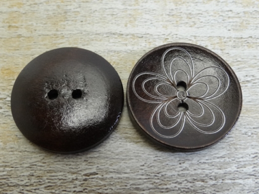 Holzknopf dunkelbraun mit weier Blume, 2 Loch, ca. 3,0 cm