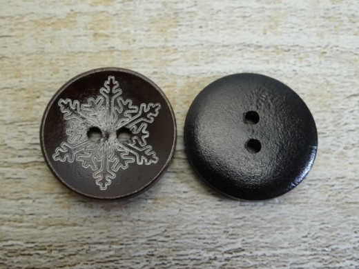 Holzknopf dunkelbraun mit weier Schneeflocke, 2 Loch, ca. 2,2 cm
