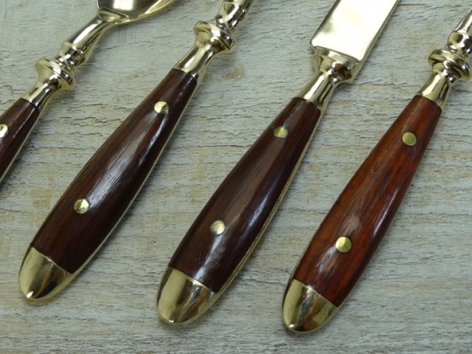 Bronzebesteck mit Holzgriff, 4 teilig, Material: Bronze mit Holzgriffen