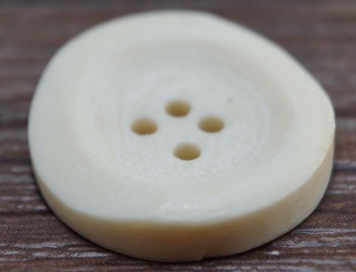 Knopf aus Tierknochen, 4 Loch, natur 2,2 cm