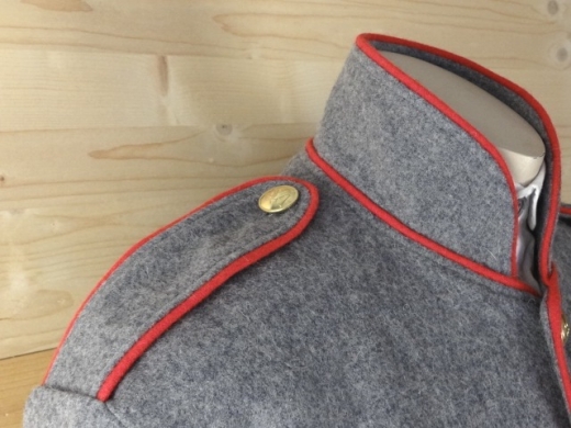 CS Shell Jacket hellgrau, Waffenfarbe rot paspeliert, Oberstoff: reine Wolle, Futter: 100% Baumwolle