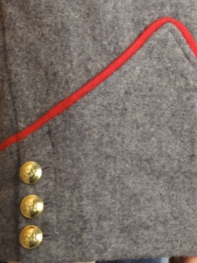 CS Shell Jacket hellgrau, Waffenfarbe rot paspeliert, Oberstoff: reine Wolle, Futter: 100% Baumwolle
