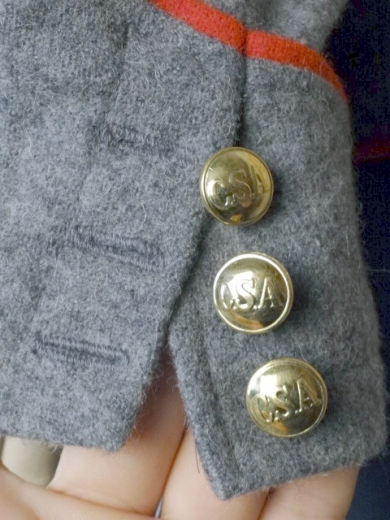 CS Shell Jacket hellgrau, Waffenfarbe rot paspeliert, Oberstoff: reine Wolle, Futter: 100% Baumwolle