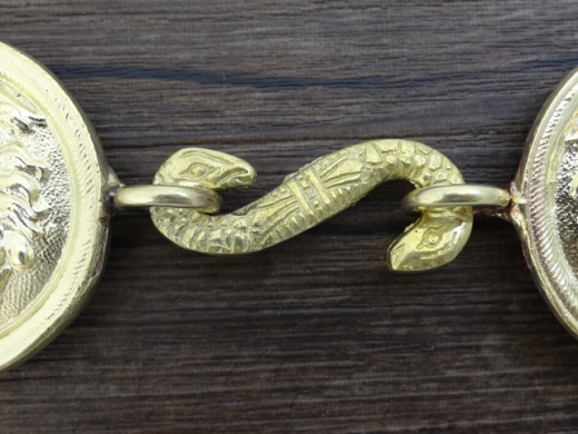 Medusakopf Schliee napoleonisch, Material Messing