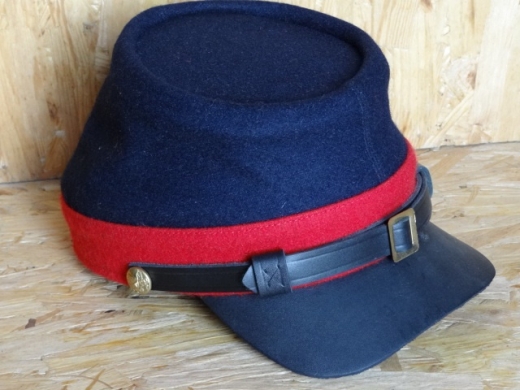 blaues Kepi, rotes Band, auen 100% Wolle, Futter 100% Baumwolle, Schirm / Schweiband 100% Leder