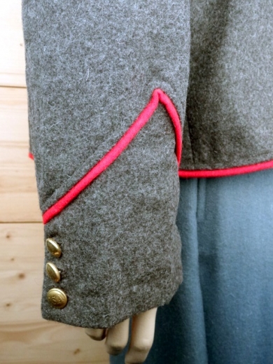 CS Shell Jacket dunkelgrau, Waffenfarbe rot paspeliert, Oberstoff: reine Wolle, Futter: 100% Baumwolle