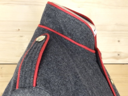 CS Shell Jacket dunkelgrau, Waffenfarbe rot paspeliert, Oberstoff: reine Wolle, Futter: 100% Baumwolle