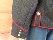 CS Shell Jacket dunkelgrau, Waffenfarbe rot paspeliert, Oberstoff: reine Wolle, Futter: 100% Baumwolle