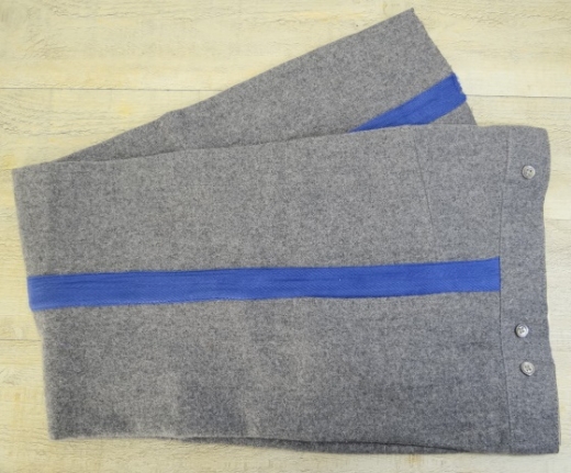 CS Hose hellgrau, mit breiten kobaltblauen Streifen, 100% Wolle