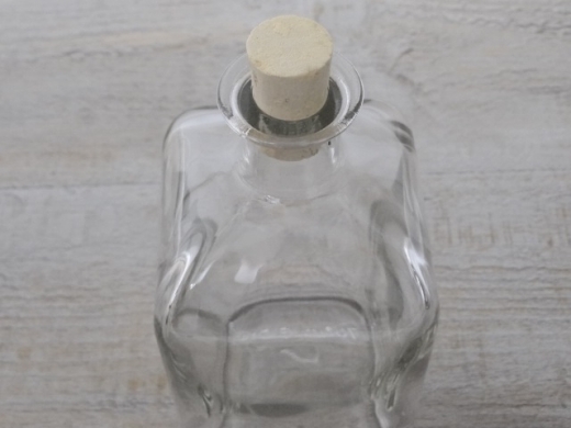 Viereckflasche, ca. 700 ml mit Korken