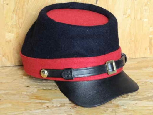 blaues Kepi, rotes Band, roter Deckel, auen 100% Wolle, Futter 100% Baumwolle, Schirm / Schweiband 100% Leder