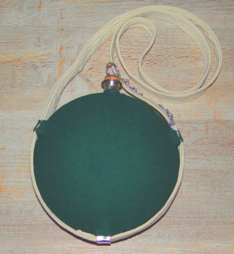 Feldflasche grn / green canteen, ca. 1,1 Liter, Material: Wollberzug, Verschlu Kork, Baumwollgurt, Flasche Edelstahl