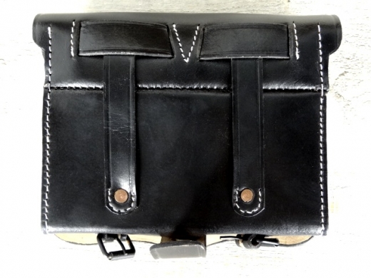 Patronentasche schwarz cal. 69, Material: Leder, mit Blecheinsatz verzinnt
