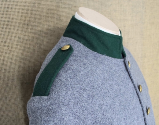 CS Frock Coat hellgrau mit Schulterklappen in Waffenfarbe grn, 1 reihig, 9 Knpfe, 100% Wolle, Futter 100% Baumwolle