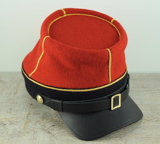 WA Kepi, rot, blaues Band, goldene Litze, auen 100% Wolle, Futter 100% Baumwolle, Schirm / Schweiband 100% Leder