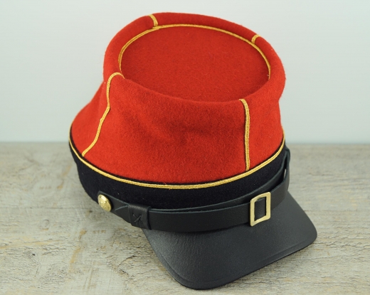 WA Kepi, rot, blaues Band, goldene Litze, auen 100% Wolle, Futter 100% Baumwolle, Schirm / Schweiband 100% Leder