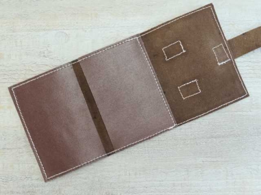Brieftasche dunkelbraun, klein, geschlossen: ca. 10,0 cm x 13,5 cm, Material: Leder