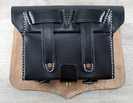 Patronentasche schwarz cal. 69, grere Front, Material: Leder, mit Blecheinsatz verzinnt