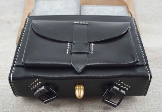 Patronentasche schwarz cal. 69, grere Front, Material: Leder, mit Blecheinsatz verzinnt