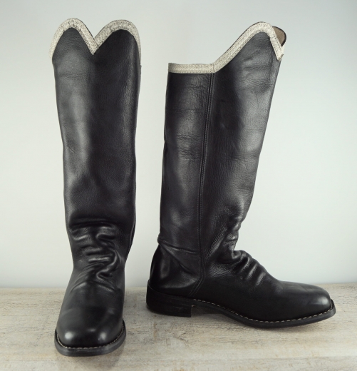 schwarze Husarenstiefel, silberfarbenes Band, runde Spitze, Material: Oberleder, Futter, Sohle 100% Leder