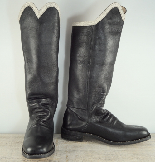 schwarze Husarenstiefel, silberfarbenes Band, runde Spitze, Material: Oberleder, Futter, Sohle 100% Leder