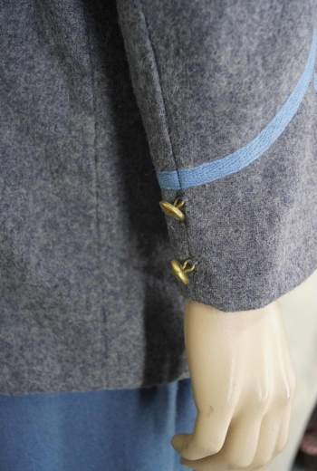 CS Sack Coat, gefttert, hellgrau mit hellblauer Paspelierungen, 7 CSA Knpfe, Oberstoff: reine Wolle, Futter: 100% Baumwolle