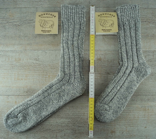 Strümpfe / Socken, grau / weiß Schaf Wolle Natur, grob gestrickt