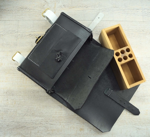 Napoleonische Patronentasche, schwarz, Material: Leder, Holz