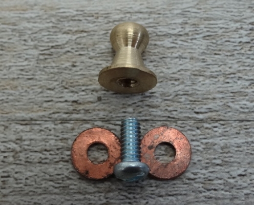 Finial fr Holster, Lnge 1,3cm, Durchmesser Knubbel ca. 7 mm, Material: Messing, Unterlegscheibe Kupfer, Schraube Eisen