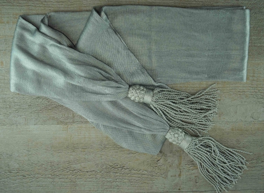 Sch�rpe silberfarben, Material: reine Wolle, ca. 3,2 m, seidengl�nzend