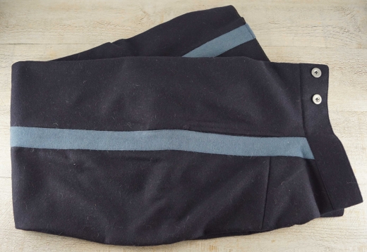 US Hose dunkelblau, hoher Rcken, mit breiten mittelblauen Woll-Streifen, 100% Wolle