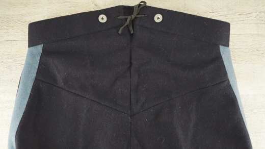 US Hose dunkelblau, hoher Rcken, mit breiten mittelblauen Woll-Streifen, 100% Wolle