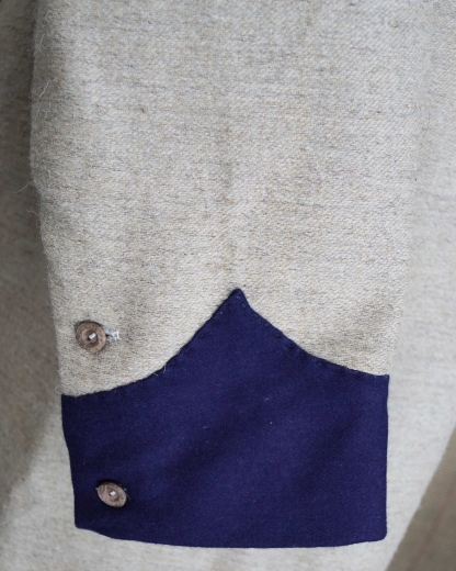 CS Frock Coat Jeanwool-Optik, natur / Waffenfarbe blau, 1 reihig, 9 Holzknpfe, 100% Baumwolle, Aufschlge 100% Wolle