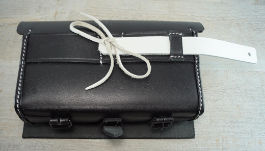 Napoleonische Patronentasche, schwarz, Material: Leder & Holz