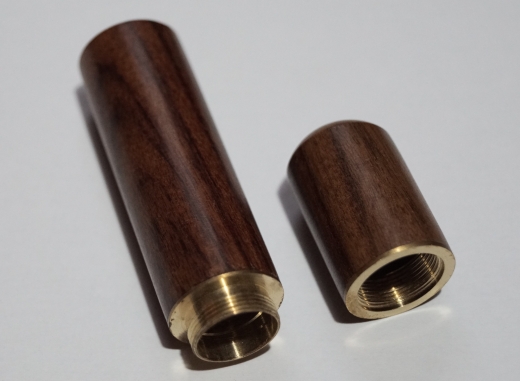 Nadelbehlter, Mae: ca. 8,1 cm x 1,8 cm, Material: Holz und Messing