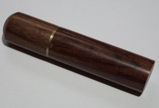 Nadelbehlter, Mae: ca. 8,1 cm x 1,8 cm, Material: Holz und Messing