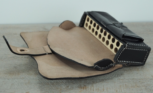 Karabinerpatronentasche schwarz mit Einsatz, CS geprgt, Material: Leder + Holzeinsatz