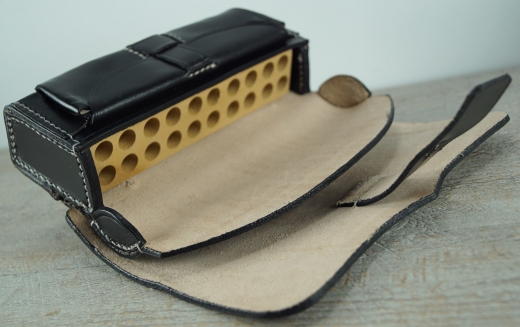 Karabinerpatronentasche schwarz mit Einsatz, CS geprgt, Material: Leder + Holzeinsatz