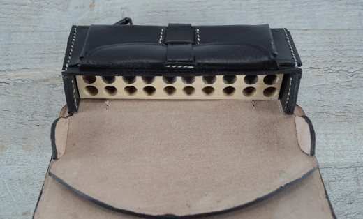 Karabinerpatronentasche schwarz mit Einsatz, CS geprgt, Material: Leder + Holzeinsatz