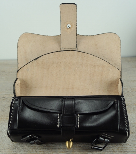 Karabinerpatronentasche schwarz mit Einsatz, CS geprgt, Material: Leder + Holzeinsatz